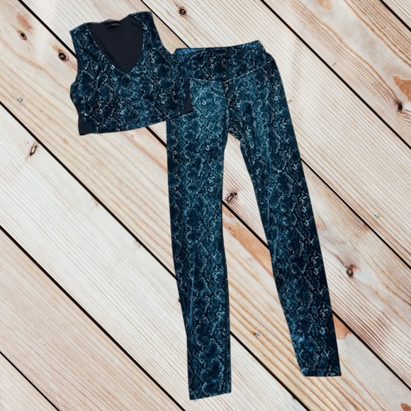 Carbon38 velvet snakeskin print tank & leggings set - Picture 2 of 11